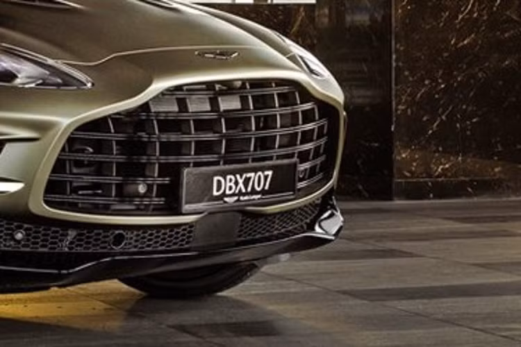 Vẫn là "trái tim" V8, dung tích 4.0 lít, tăng áp kép của xe tiêu chuẩn nhưng các kỹ sư của Aston Martin đã tinh chỉnh lại để giúp xe DBX 707 bơm thêm 155 mã lực ở công suất và mô-men xoắn cực đại là 200 Nm. Giờ đây, chiếc xe Aston Martin DBX 707 có 697 mã lực và 900 Nm. Thông số này mạnh hơn cả Urus Performante 2023 mới ra mắt chỉ có 657 mã lực còn Bentley Bentayga Speed là 626 mã lực.