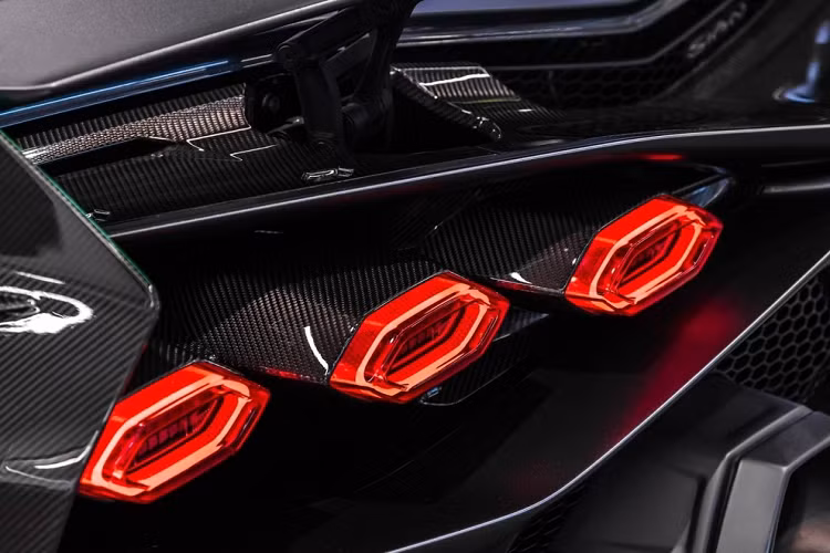 Chiếc siêu xe Lamborghini Sian được bạn thân của Hoàng Kim Khánh chia sẻ đang có mặt trong đại lý Lamborghini Miami, đây là 1 trong những showroom siêu xe Lamborghini hoành tráng nhất thế giới. Đại gia nắm giữ quyền phân phối Lamborghini Miami cũng có không ít showroom siêu xe đẳng cấp của các thương hiệu xe khác như Pagani, Lotus hay Karma, tất cả đều đặt tại Miami.