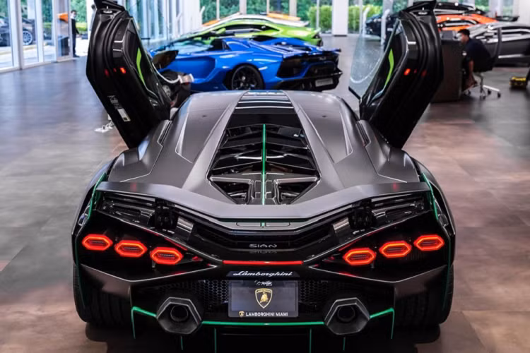 Giá xe Lamborghini Sian khởi điểm là 3,3 triệu đô la (tương đương 76 tỷ đồng), nếu về Việt Nam mức giá sẽ rất khủng vì chắc chắn một số showroom có xe sẽ đẩy giá cao hơn 3,3 triệu đô la. Theo hãng Lamborghini, mô-tơ điện và bộ siêu tụ điện của Sián có trọng lượng chỉ 34 kg. Bên cạnh hệ thống động cơ mạnh mẽ, Lamborghini Sian còn có hệ thống phanh tái sinh năng lượng do thương hiệu Ý phát triển nội bộ. Hệ thống sẽ sạc cho bộ siêu tụ điện mỗi khi xe phanh lại.