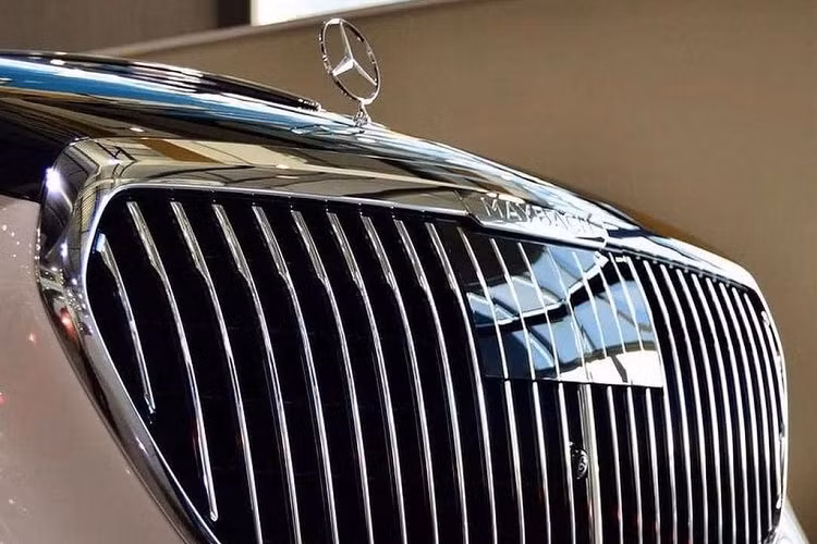 Các trang bị tiêu chuẩn khác trên Mercedes-Maybach S680 gồm: màn hình công cụ kỹ thuật số 12,3 inch, màn hình trung tâm 12,8 inch, hệ thống âm thanh vòm Burmester 4D, hệ thống thông tin giải trí hàng ghế sau với màn hình kép 11,6 inch và một máy tính bảng điều khiển ở bệ tỳ tay trung tâm.