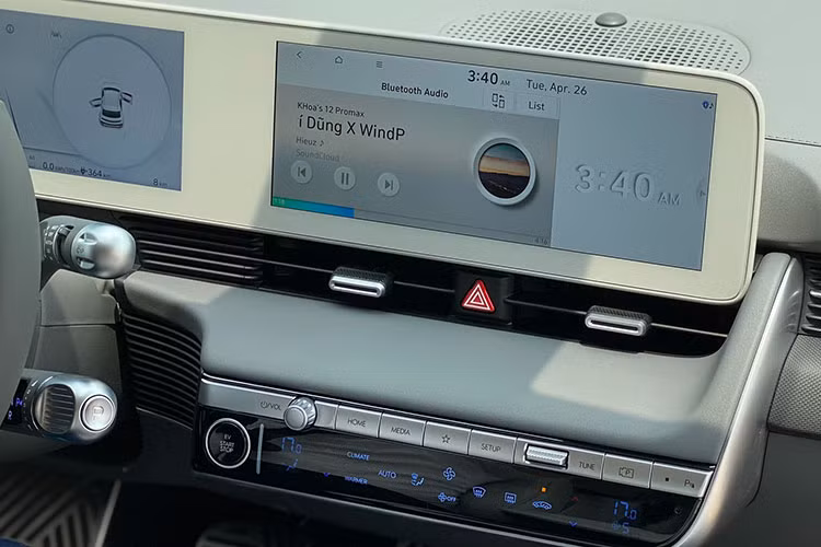 Không có gì ngạc nhiên khi mẫu SUV điện cỡ trung này được trang bị gói công nghệ an toàn chủ động Hyundai SmartSense, bao gồm những tính năng như cảnh báo điểm mù, cảnh báo phương tiện cắt ngang khi lùi tích hợp hỗ trợ phanh, hỗ trợ giữ làn đường, hỗ trợ bám làn đường, cảnh báo khi phương tiện phía trước khởi hành, hệ thống kiểm soát hành trình thích ứng, hỗ trợ đèn pha, cảnh báo va chạm phía trước và cảnh báo va chạm khi mở cửa.