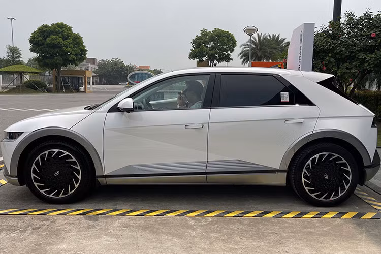 Khi được bán tại Việt Nam, Hyundai Ioniq 5 chạy điện sẽ là đối thủ tiềm năng của VinFast VF8. Như vậy, Việt Nam sẽ là quốc gia Đông Nam Á thứ hai lắp ráp mẫu ôtô điện này, sau Indonesia. Vào hồi tháng 4 năm nay, TC Motor đã tổ chức sự kiện trưng bày và giới thiệu Hyundai Ioniq 5 với thị trường Việt Nam. Đây là mẫu ôtô điện đầu tiên của Hyundai tại Việt Nam.