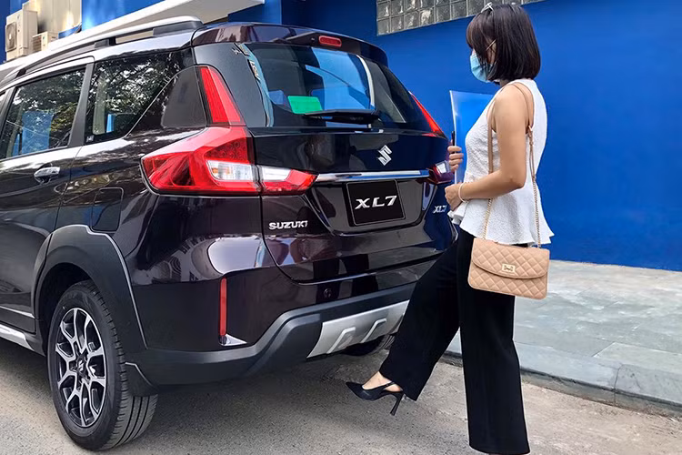 Ngoài ra, những nâng cấp khác ở phiên bản đặc biệt còn bao gồm: Thêm Cánh lướt gió đuôi xe, Sạc điện thoại không dây, Camera 360, Gương chiếu hậu điện tử tích hợp camera hành trình. Cốp điện có chức năng đá mở cốp...