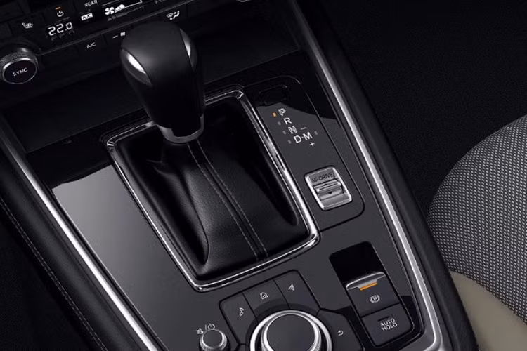 Mazda CX-8 cũng cung cấp 3 gói phụ kiện chính hãng bao gồm: Grand Journey lấy cảm hứng off-road với tấm trượt màu bạc và nắp gương bên màu đen bóng; gói Sports Appearance với các chi tiết ngoại thất màu đen và nội thất bọc da màu đỏ hoặc đen; cao cấp nhất là gói Exclusive Mode có các vòm bánh xe và tấm ốp thân dưới cùng màu với thân xe, nội thất xe sẽ được bọc da Nappa màu trắng hoặc đen.