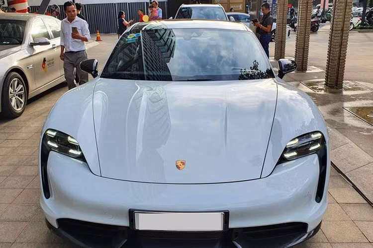Ngoài ra, còn một điểm quan trọng giúp giá xe Porsche Taycan tại Việt Nam giảm mạnh đó là các dòng xe điện được hưởng ưu đãi về thuế Tiêu thụ Đặc biệt của Chính phủ (từ 15% xuống còn 3%).
