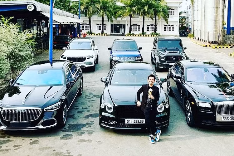 Trong 1 loạt các bức ảnh được đăng tải lên mạng xã hội, tay chơi xe Phạm Trần Nhật Minh cho thấy mình chịu chi đến thế nào với các xe đắt tiền, trong đó, có 6 chiếc xe được Minh Nhựa mang ra xếp 2 hàng ở trong sân của công ty gia đình. Nhìn dàn xe thôi cũng đã đủ thấy chủ nhân đẳng cấp và nói theo cư dân mạng là "rất đẹp trai".