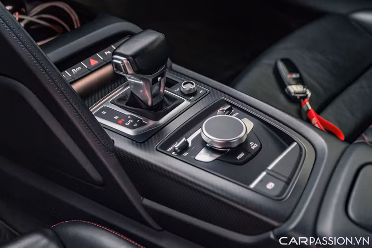 Tiến vào bên trong, Audi R8 V10 Plus mang đến cho người lái và hành khách đi cùng tầm nhìn phía trước khá thông thoáng, khác biệt hoàn toàn với người anh em Lamborghini Huracan với vị trí ngồi và góc lái có phần chật chội hơn. Hãng xe Đức trang bị cho thế hệ R8 Type 4S hệ thống “buồng lái ảo” với một màn hình hiển thị gần như toàn bộ thông tin trên xe, người lái có thể tùy chọn và điều chỉnh màn hình này thông qua một nút bấm đặt trên vô-lăng.