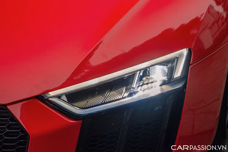 Ngoài ra, chủ sở hữu trước của xe đã lắp đặt cho chiếc R8 V10 Plus này bộ bodykit giản đơn bằng chất liệu carbon, thay thế một số chi tiết nhỏ nhằm hoàn thiện hơn nữa vẻ đẹp của chiếc xe thể thao đến từ Đức.