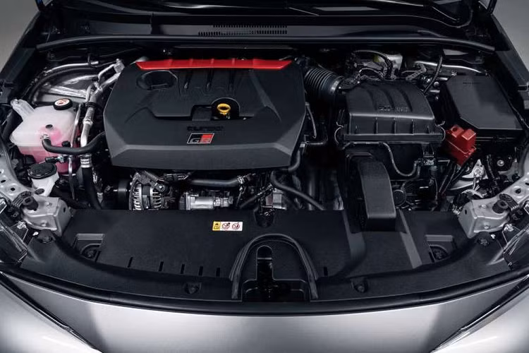 Cụ thể, Toyota GR Corolla 2023 hatcback được trang bị động cơ 1.6L tăng áp, 3 xi-lanh có tên mã G16E-GTS, sản sinh công suất 300 mã lực tại 6.500 vòng tua máy/phút và 370 Nm tại 3.000 tới 5.500 vòng tua máy/phút, kết hợp hộp số sàn 6 cấp và hệ dẫn động 4 bánh GR-Four.