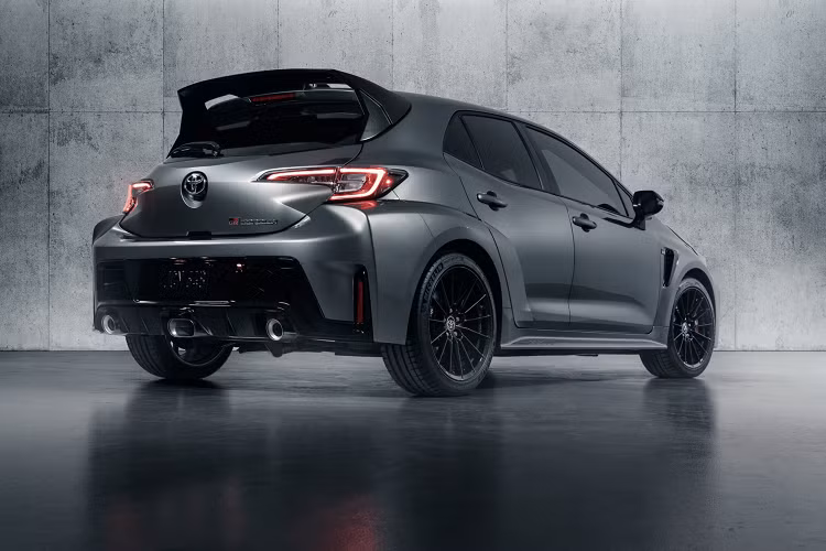 Về trang bị an toàn, Toyota GR Corolla 2023 sở hữu hệ thống Toyota Safety Sense 3.0 bao gồm: hệ thống cảnh báo trước va chạm với tính năng phát hiện người đi bộ, cảnh báo chệch làn đường với hỗ trợ lái và hỗ trợ theo làn.
