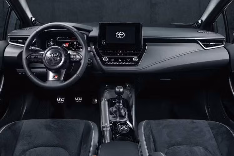 So với phiên bản tiêu chuẩn, GR Corolla có ngoại hình hầm hố hơn hẳn. Điều này được thể hiện rõ ràng nhất ở phần đầu xe với lưới tản nhiệt cỡ lớn có các nan dạng tổ ong cùng các khe hút gió ở hai bên. Cụm đèn pha kết hợp với đèn định vị ban ngày tạo hình chữ L bắt mắt
