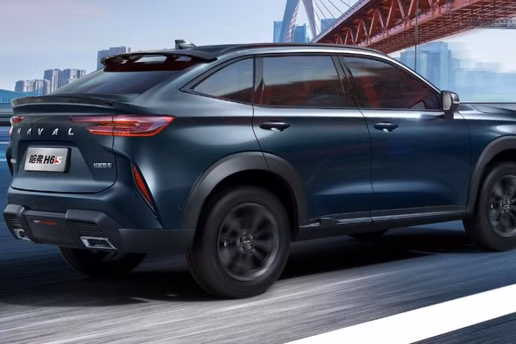 Bên trong Haval H6 GT 2022 là không gian nội thất khá sang trọng với bảng đồng hồ kỹ thuật số 10,25 inch, màn hình thông tin giải trí dạng cảm ứng 12,3 inch, hệ thống âm thanh 9 loa, ghế trước chỉnh điện, sưởi ấm và sạc điện thoại thông minh không dây. So với bản thường, Haval H6 GT 2022 có một số chi tiết nội thất riêng như ghế thể thao và ốp trang trí.