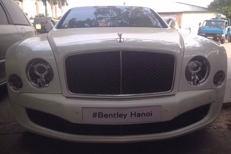 Chiếc xe Bentley Mulsanne Speed này được một nữ doanh nhân ở Bình Dương mua vào năm 2017 theo diện nhập khẩu chính hãng. Tại thời điểm đó, giá xe Bentley Mulsanne phiên bản Speed được phân phối chính hãng hơn 32 tỷ đồng.
