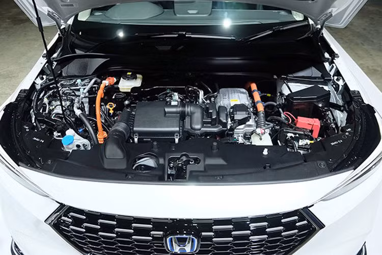 Tuy nhiên, Honda HR-V 2022 tại Việt Nam có thể sẽ không được trang bị hệ truyền động hybrid này, thay vào đó, xe sẽ dùng động cơ tăng áp 1.5L tương tự phiên bản sắp ra mắt thị trường Indonesia.