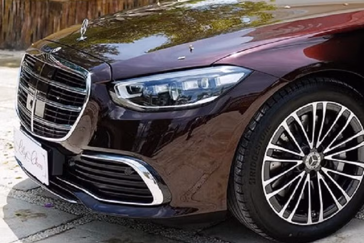 Ngoài ra, công nghệ EQ Boost mới trên Mercedes-Benz S450 2022 có thể bổ sung 22 mã lực và 250 Nm trong thời gian ngắn để hỗ trợ quá trình tăng tốc. Ngoài ra, hiện tượng trễ tăng áp cũng được loại bỏ và quá trình khởi động lại động cơ sau khi tự động ngắt (start/stop) cũng diễn ra êm ái hơn.