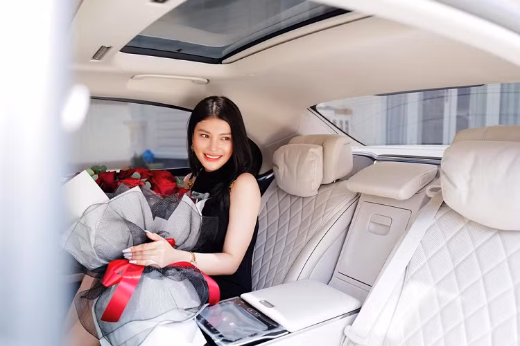 Trước khi mua chiếc xe sang Mercedes-Benz S450 thế hệ mới, "ngọc nữ bolero" Lily Chen từng tậu chiếc xe siêu sang Mercdes-Maybach S450 đời cũ vào năm ngoái với mức giá bán chính hãng tại thời điểm đó là hơn 7,4 tỷ đồng. Chỉ trong 2 năm qua, Lily Chen đã mua đến 4 chiếc xe của Mercedes-Benz và bạn đời mới nhất là S450 2022.