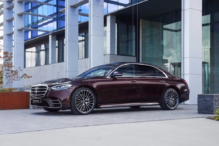 Hiện chưa rõ nữ ca sĩ Lily Chen chọn mua bản tiêu chuẩn hay Luxury, Giá xe Mercedes-Benz S450 2022 cho 2 phiên bản lần lượt là 5,2 tỷ đồng và 5,5 tỷ đồng. Mức giá bán chưa bao gồm tùy chọn, chiếu khấu cho các nghệ sĩ nổi tiếng hay khách hàng sở hữu trên 2 xe Mercedes-Benz chính hãng và tất nhiên, không bao gồm chi phí lăn bánh của xe.