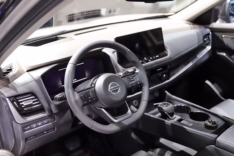 Ở bên sườn, Nissan X-Trail 2022 vẫn đi kèm đường dập gân nổi bật, kéo dài từ dải đèn LED định vị ban ngày đến cửa trước và từ cửa sau đến đèn hậu. Thêm vào đó là bộ vành hợp kim 5 chấu phối 2 màu thể thao và nẹp mạ crôm trên cửa.