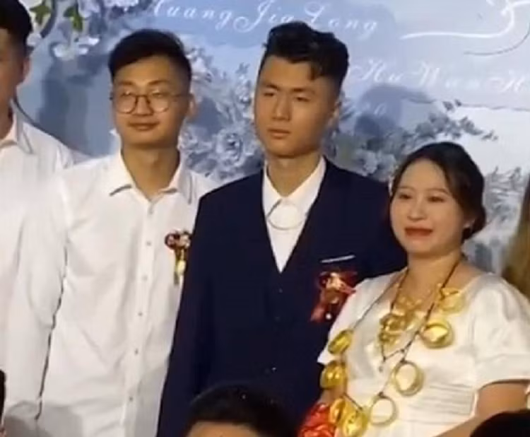 Lấy được vợ giàu có, mặt chú rể vẫn méo xệch trong ngày cưới - Hình 2 Lay duoc vo giau co, mat chu re van meo xech trong ngay cuoi-Hinh-2