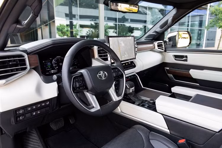 Nội thất trên phiên bản Platinum được bổ sung ghế chỉnh điện 10 hướng và hệ thống sưởi ở hàng ghế thứ hai. Những tiện ích khác bao gồm mái che bằng kính toàn cảnh, hệ thống chiếu sáng xung quanh, bộ sạc điện thoại thông minh không dây và vô lăng chỉnh điện. Platinum cũng được trang bị gương chiếu hậu kỹ thuật số, hệ thống âm thanh cao cấp JBL 14 loa và gói công nghệ Tow bổ sung chế độ hỗ trợ kéo.