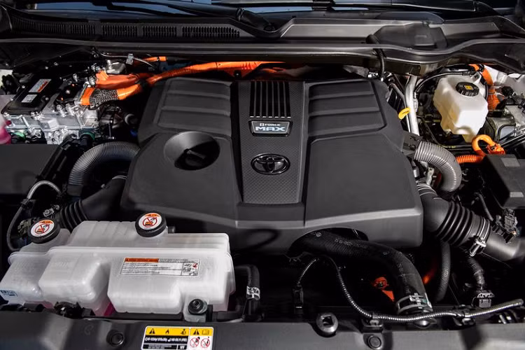 Toyota Sequoia TRD Pro được phân biệt với các biến khác nhờ lưới tản nhiệt “Toyota” độc quyền. Ngoài ra TRD Pro được trang bị hệ dẫn động bốn bánh tiêu chuẩn và mâm xe BBS 18 inch bọc trong lốp Falken Wildpeak.