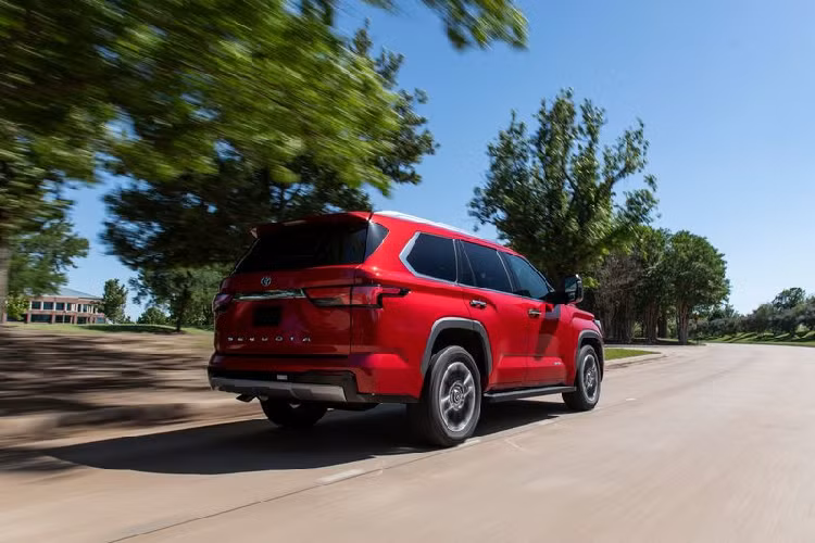 Toyota Sequoia 2023 phiên bản Platinum có mức giá 70.900 USD (1,63 tỷ đồng). Ngoại thất trên biến thể này cũng khác đôi chút so với tiêu chuẩn với lưới tản nhiệt dạng lưới mạ crôm tối và la-zăng 20 inch sơn đen.