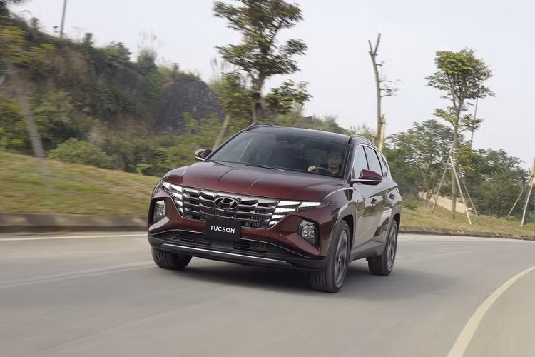 Vị trí thứ hai thuộc về Hyundai Tucson với 653 xe bán ra, tăng 174 xe với tháng trước đó. Kể từ khi có bản nâng cấp, Tucson luôn rơi vào tình trạng khan hàng và đội giá hàng chục đến cả trăm triệu đồng tại đại lý.