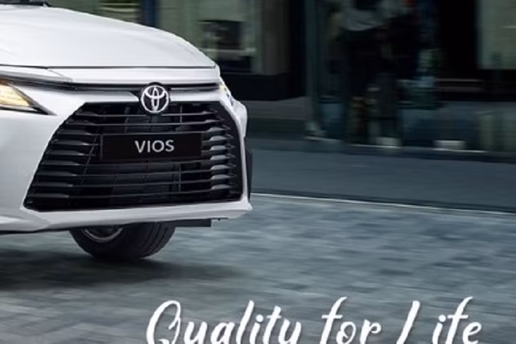Không thua kém gì xe ở Thái Lan, Toyota Vios 2023 tại Lào cũng được trang bị gói công nghệ an toàn chủ động Toyota Safety Sense, bao gồm những tính năng như cảnh báo tiền va chạm, cảnh báo lệch làn đường, ngăn lệch làn đường, cảnh báo khi xe phía trước khởi hành, hệ thống kiểm soát hành trình thích ứng ở mọi dải tốc độ, kiểm soát chân ga và đèn pha tự động.