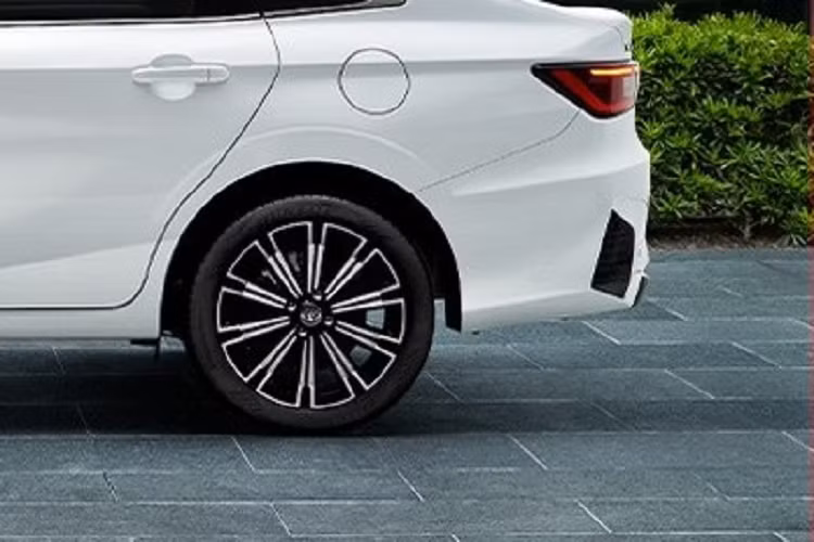 Ở bản cao cấp, Toyota Vios 2023 ở thị trường Lào sẽ dùng màn hình cảm ứng trung tâm 9 inch, hỗ trợ Apple CarPlay và Android Auto. Thêm vào đó là nội thất bọc da pha nỉ, bảng đồng hồ kỹ thuật số toàn phần với màn hình 7 inch, hệ thống điều hòa tự động, phanh tay điện tử, tính năng tự động giữ phanh tạm thời, nút bấm khởi động máy, mở cửa không cần chìa khóa và vô lăng chỉnh điện, bọc da.