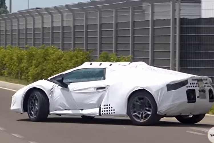 Được tiết lộ dưới dạng concept cách đây 3 năm, Lamborghini Huracan Sterrato mới được cho là mẫu xe “ngoài sức tưởng tượng” của nhiều người và không ai nghĩ một ngày Lamborghini có thể đưa nó vào dây chuyền sản xuất. Dù vậy, Lamborghini Huracan Sterrato hoàn chỉnh đang cận kề ngày ra mắt hơn bao giờ hết.