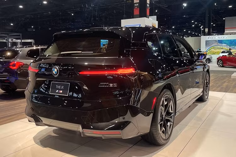 Chưa hết, chiếc SUV điện hiệu năng còn được trang bị cần số điện tử với kích thước nhỏ gọn, cụm nút điều chỉnh hệ thống giải trí được làm bằng pha lê sang trọng, hàng ghế trước thiết kế thể thao và chức năng điều khiển cử chỉ và trợ lý ảo ra lệnh bằng giọng nói.