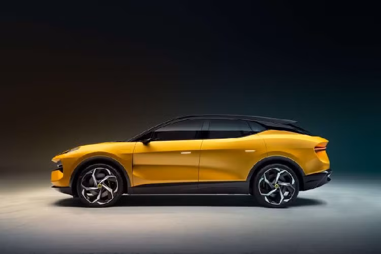 Để tương xứng với tên gọi trên, siêu SUV điện Lotus Eletre được trang bị động hai động cơ điện với tổng công suất thấp nhất là 600 mã lực, có khả năng tăng tốc từ 0 - 100 km/h trong chưa đầy 3 giây, đồng tời có vận tốc tối đa 260 km/h.