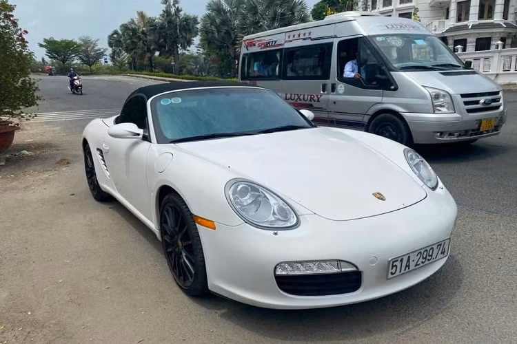 Tại Việt Nam, có lẽ giới chơi xe quen thuộc hơn với thế hệ thứ 4 của dòng xe thể thao mui trần nhà Porsche mang tên gọi 718 Boxster, nhưng trước đó, các đại gia trong nước đã chơi qua 3 thế hệ xe Porsche Boxster và nổi bật cũng như có số lượng nhiều là Boxster 987, được sản xuất từ năm 2005 đến 2012.