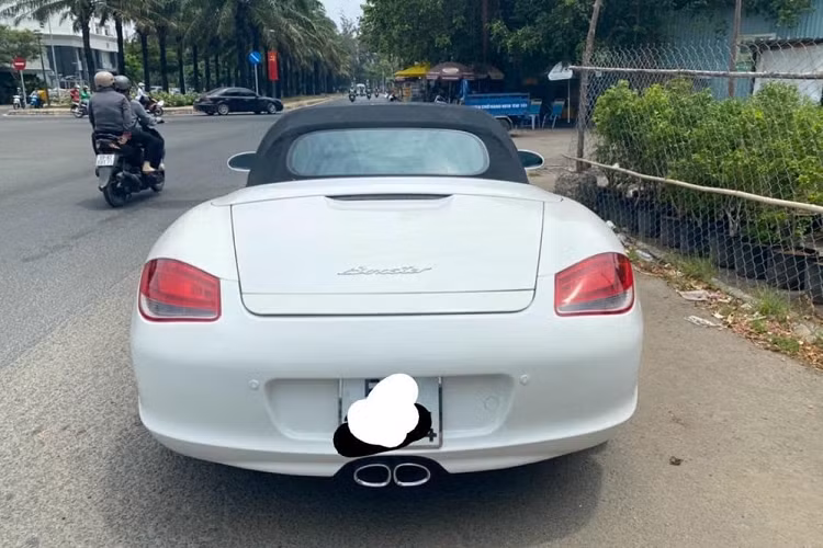 Nhiều người đắn đo liệu có ai dám bỏ ra 1,65 tỷ đồng, tương đương giá xe Mercedes-Benz C200 2022 hay giá lăn bánh Toyota Camry và Mercedes-Benz C180 2022 chỉ để mua về một chiếc Porsche Boxster 987 đời khá sâu. Nhưng với dân chơi xe, đặc biệt là yêu thích dòng xe thể thao mui trần của Porsche, mức giá trên không quá vô lý để sở hữu xe Boxster 987 đời 2008.