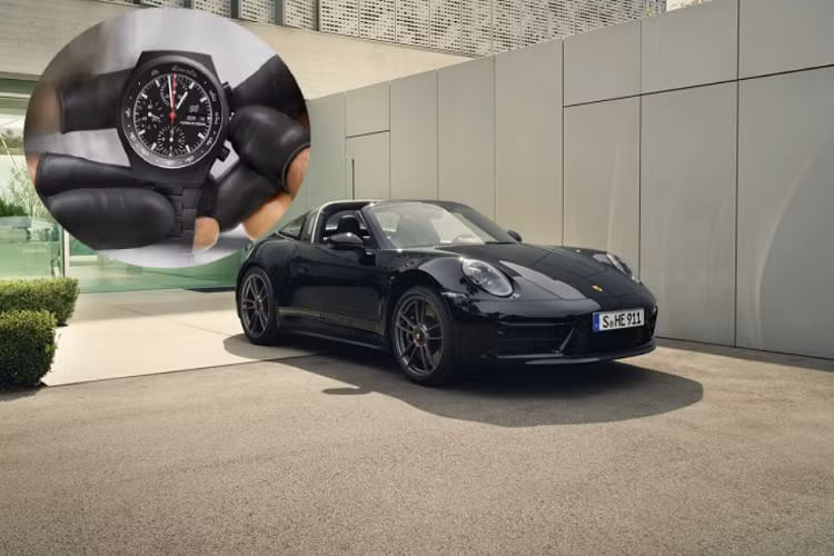 Năm 1972, F.A. Porsche và anh trai Hans-Peter của mình đã thành lập nên Porsche Design như một thương hiệu có thể mang các nguyên tắc vốn có của Porsche để tạo ra nhiều sản phẩm vượt ra khỏi thế giới ôtô. Sản phẩm đầu tiên của họ là một chiếc đồng hồ màu đen ra mắt cách đây tròn 50 năm. Giờ đây, chính chiếc đồng hồ đầu tiên đó đã truyền cảm hứng cho một phiên bản Porsche 911 Targa đặc biệt.