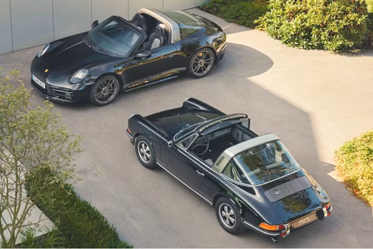 Phiên bản đặc biệt này có tên gọi là Porsche 911 Targa Edition 50Y Porsche Design 2022, với số lượng sản xuất giới hạn chỉ 750 chiếc trên toàn cầu. Đúng như tên gọi, nó được phát triển dựa trên nền tảng của 911 Targa 4 GTS và có ngoại thất màu đen cùng ghế ngồi có họa tiết ca-rô kết hợp giữa chất liệu Sport-Tex màu đen và xám cổ điển.