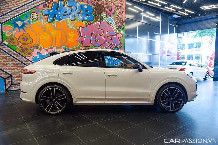 Porsche Cayenne Coupe S sở hữu kích thước dài x rộng x cao lần lượt là 4.919 x 1.983 x 1.636 (mm), chiều dài cơ sở đạt 2.895 mm. Điểm khác biệt lớn nhất so với bản tiêu chuẩn là phần đuôi xe được kéo thấp xuống, bắt đầu từ cột C và kết thúc phía đuôi xe, đúng theo phong cách coupe thể thao.