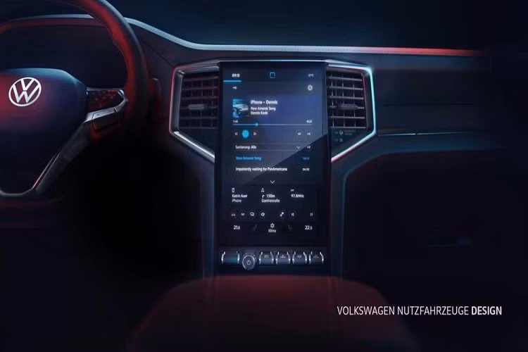 Tuy nhiên, cửa gió điều hòa của Volkswagen Amarok 2023 có thiết kế khác so với Ford Ranger. Ngay bên dưới màn hình trung tâm của Volkswagen Amarok 2023 còn có nút đề nổ và một dãy nút bấm cơ học khác.