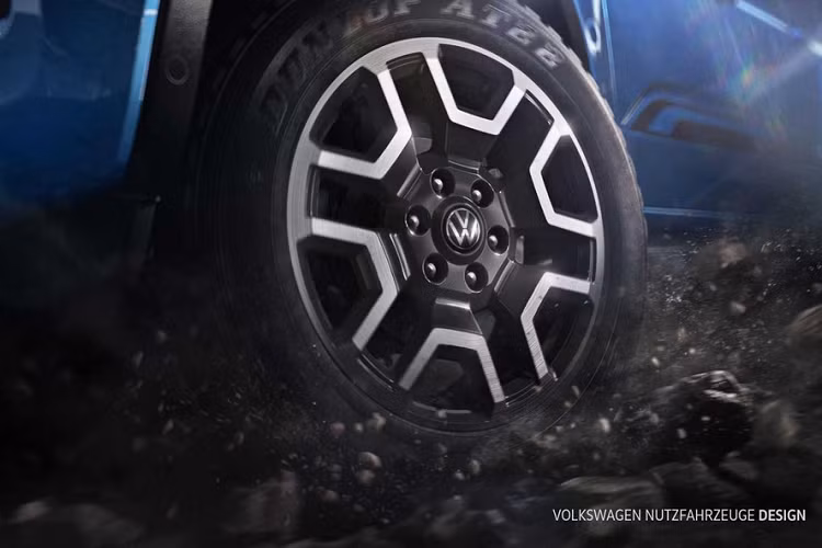 Bên trong Volkswagen Amarok 2023 xuất hiện màn hình thông tin giải trí nằm dọc với kích thước 12 inch tương tự Ford Ranger mới. Màn hình này cũng nằm giữa 2 cửa gió điều hòa trung tâm như Ford Ranger và phục vụ hệ thống thông tin giải trí SYNC 4.