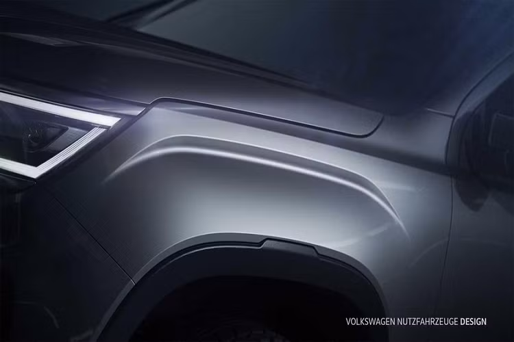Chưa hết, Volkswagen Amarok 2023 còn có đường dập gân nổi bật ngay trên chắn bùn trước và bộ vành hợp kim 6 chấu kép sơn 2 màu khỏe khoắn. Vành la-zăng của xe sẽ có đường kính dao động từ 17 - 21 inch, tùy theo phiên bản. Trong khi đó, ở phía sau, mẫu xe bán tải Đức này được trang bị cụm đèn hậu nằm dọc hình chữ "C" và cửa thùng sau dập dòng chữ "Amarok" cỡ lớn.