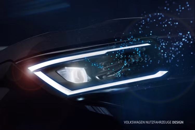 Qua những hình ảnh này, có thể thấy mẫu xe bán tải Volkswagen Amarok 2023 sở hữu thiết kế đầu xe khác biệt so với Ford Ranger thế hệ mới. Mang trên mình phong cách thiết kế táo bạo, Amarok 2023 được trang bị lưới tản nhiệt hình chữ nhật tương tự những mẫu xe Volkswagen hiện đang bán trên thị trường. Lưới tản nhiệt này tích hợp logo Volkswagen ở giữa và nối liền với cụm đèn pha Matrix LED hai bên. Bao quanh đèn pha là dải đèn LED định vị ban ngày hình chữ "C" góc cạnh.