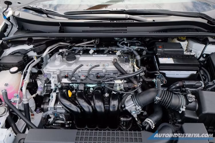 Toyota Corolla Altis GR Sport 2022 ở thị trường Philippines được phát triển dựa trên bản V của xe. Do đó, mẫu xe này cũng có những trang bị như cần gạt nước tự động, gương chiếu hậu gập chỉnh điện và mở cửa không cần chìa khóa. Bên trong Toyota Corolla Altis GR Sport 2022 ở thị trường Philippines có ghế lái chỉnh điện, màn hình đa thông tin 7 inch bên trong bảng đồng hồ, vô lăng bọc da tích hợp phím chức năng, hệ thống điều hòa tự động, ghế sau gập 60:40 và cửa gió điều hòa, bệ tì tay trung tâm đi kèm ngăn đựng cốc dành cho hàng ghế sau.