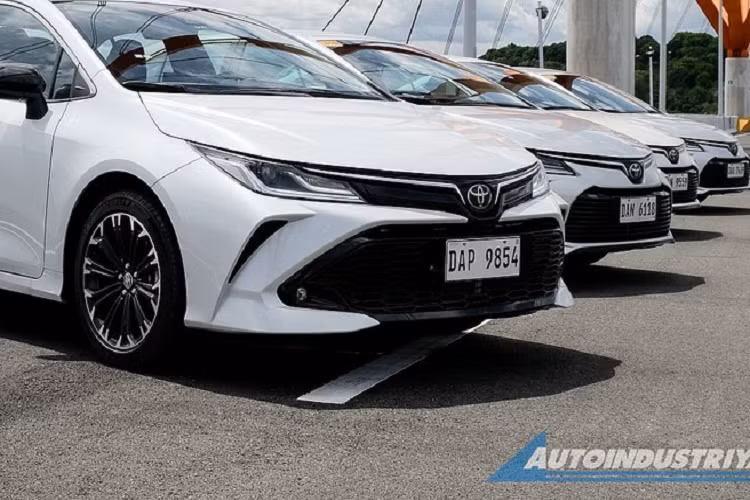 Ngoài ra, xe còn có màn hình thông tin giải trí dạng cảm ứng 8 inch, hỗ trợ kết nối Bluetooth, Android Auto, Apple CarPlay và cổng USB. Cuối cùng là hệ thống âm thanh 6 loa. Nằm bên dưới nắp ca-pô của Toyota Corolla Altis GR Sport 2022 ở thị trường Philippines vẫn là động cơ xăng Dual VVT-i 4 xi-lanh, dung tích 1.6L, sản sinh công suất tối đa 121 mã lực tại tua máy 6.000 vòng/phút và mô-men xoắn cực đại 153 Nm tại tua máy 5.200 vòng/phút. Động cơ kết hợp với hộp số biến thiên vô cấp CVT.
