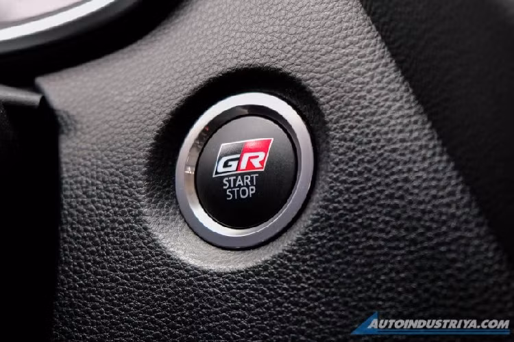 Tương tự ngoại thất, nội thất của Toyota Corolla Altis GR Sport 2022 cũng được cải tiến nhẹ với ghế bọc da, đi kèm chỉ khâu màu đỏ thể thao. Tay nắm trên mặt cửa cũng được sơn màu đỏ làm điểm nhấn. Tiếp đến là lẫy chuyển số sau vô lăng và logo GR trên tựa đầu ghế, nút bấm khởi động máy cũng như thảm sàn.