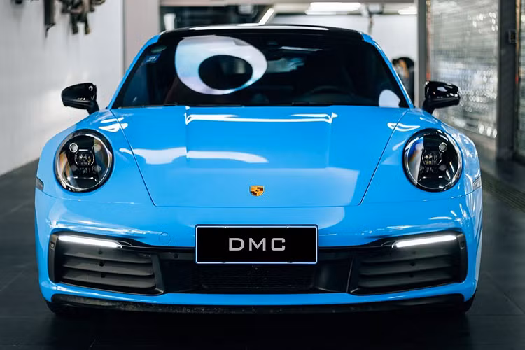 Đối với những người dùng cảm thấy mẫu Porsche 992 Carrera mới vẫn phần nào chưa đủ thể thao, độc đáo thì có thể lựa chọn những gói độ từ nhiều thương hiệu, điển hình như gói độ từ hãng TechArt. Mặt khác, có những người đã hài lòng với thiết kế của xe và chỉ muốn bổ sung thêm một số chi tiết cá nhân hóa và chiếc 992 Carrera này là một trong số đó. Chủ sở hữu xe đã quyết định tìm đến thương hiệu DMC để yêu cầu hãng độ chế tạo cho xe phần cánh gió sau bổ sung.