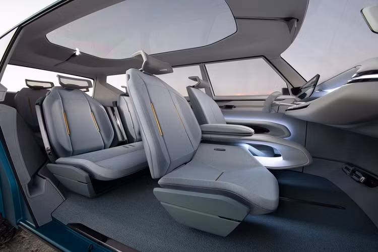 Tương tự như vậy, khoang cabin của Kia EV9 thương mại sẽ được chỉnh sửa để trông đúng "chất Kia" hơn. Ở bản concept, xe được trang bị vô lăng thiết kế khá "lạ lùng", màn hình ngang đặt cao rộng tới 27 inch và ghế di động tiện lợi.