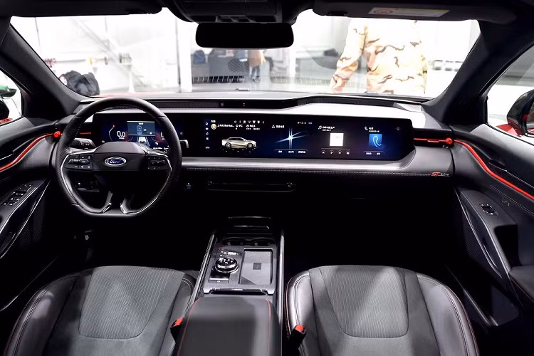 Bên sườn của Ford Mondeo ST-Line Edition 2022 xuất hiện các cột và nóc đều được sơn màu đen. Thiết kế này tạo hiệu ứng "nóc lơ lửng" cho đối thủ của Toyota Camry và Honda Accord. Ngoài ra, trên chắn bùn trước còn có logo "ST Line" như dấu hiệu nhận biết cho phiên bản thể thao của Ford Mondeo 2022.