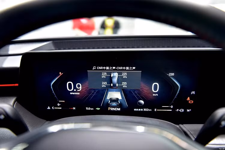Bên trong Ford Mondeo ST-Line Edition 2022 là không gian nội thất kết hợp giữa thiết kế thể thao, thời trang và trang bị công nghệ cao. Bao trùm lên nội thất là tông màu đen chủ đạo với những điểm nhấn màu đỏ ở ghế, cửa gió điều hòa và mặt cửa.