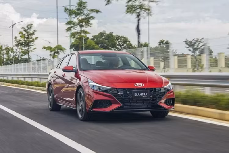 Hyundai Accent đứng ở vị trí thứ 2 với 1.905 xe bán ra. Hyundai SantaFe đứng ở vị trí tiếp theo với 1063 xe bán ra. Các mẫu xe đứng ở vị trí tiếp theo là Grand i10 với 973 xe, Tucson với 811 xe.