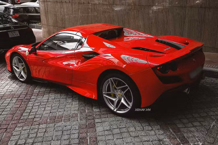 F8 Spider sở hữu ngôn ngữ thiết kế "S-Duct" với họng hút gió trước lấy cảm hứng từ xe đua F1, giúp tăng thêm 15% lực ép xuống mặt đường so với mẫu xe tiền nhiệm. Phần đầu xe nổi bật với cụm đèn pha dạng Full-LED nằm ngang thanh mảnh, gọn gàng hơn, các khe hút gió mới đặt ngay bên trên giúp cải thiện luồng khí trong vòm bánh xe trước.